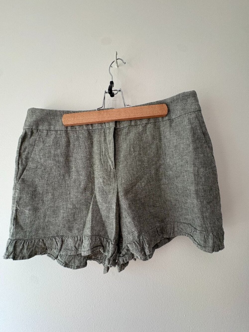 NWT Loft Outlet Linen Blend Green Gray Ruffle Hem Utility Shorts 4” Inseam 6